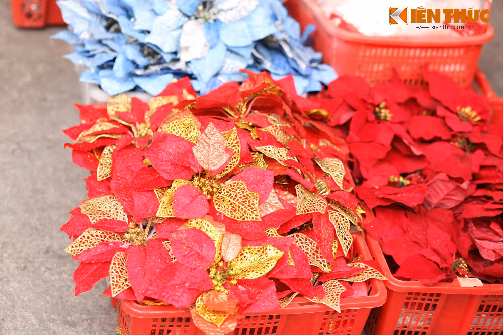 Năm nay, các mẫu thiệp, người tuyết, chữ Xmas, hoa trạng nguyên... bán chạy hơn cả vì giá khá "mềm" 5.000 - 30.000 đồng/món đồ.