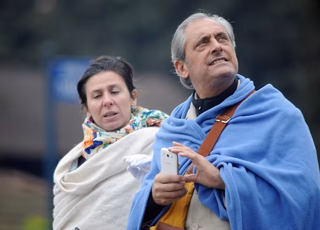 Hai khách du lịch người Mỹ đến Sa Pa từ sáng nay nhưng họ không nghĩ khu du lịch này có thể lạnh 5 - 6 độ C nên không kịp mua áo ấm. Cả hai khoác tạm chiếc chăn lên người đi du ngoạn.