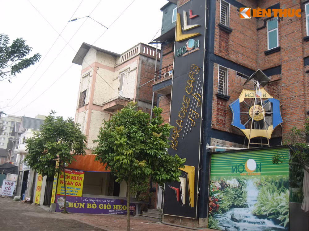 Tại đây, không khó để tìm một hàng bún bò, rửa xe hay quán karaoke... được tân trang lại từ những biệt thự mới chỉ xây xong phần thô.