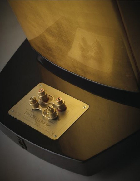 Tấm kim loại được dát vàng dày trên cặp loa.