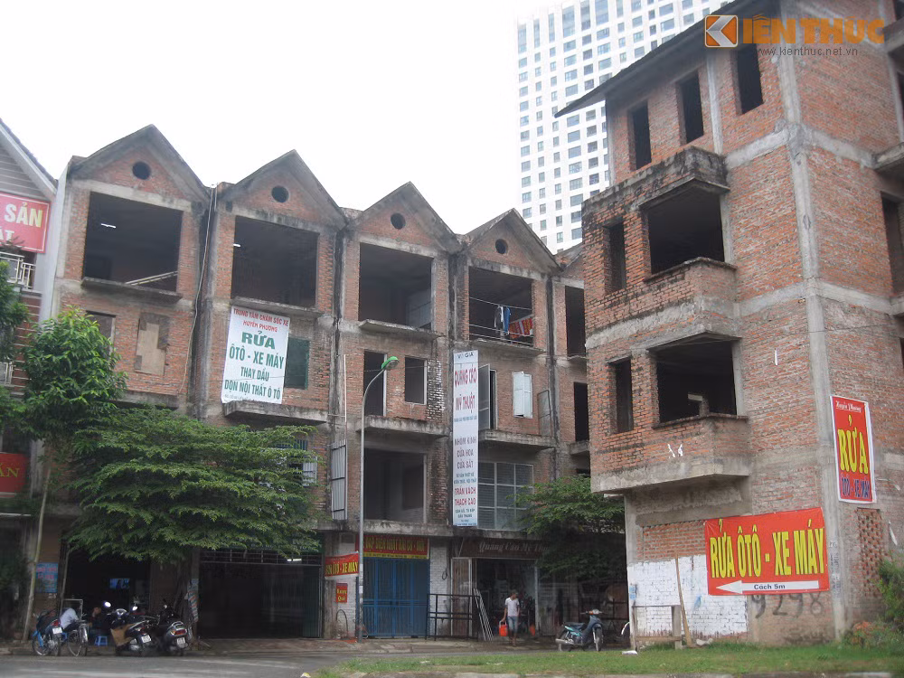 Làng Việt Kiều châu Âu (Mỗ Lao - Hà Đông) với phố nhà giàu bỏ hoang nay là dãy rửa xe, gia công sắt thép, đồ nội thất... Chị Mai Hoa (chủ cửa hàng thiết kế) tại đây cho biết: "Tuy không đông dân bằng khu khác nhưng thuê rẻ hơn rất nhiều, lại gần chung cư cao cấp Euroland, lượng khách ổn định, kinh doanh vẫn có lãi".