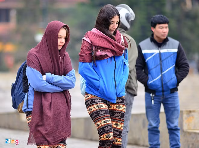 Hình ảnh tại thị trấn Sapa (Lào Cai) lúc 14h chiều 16/12. Giá rét 6 độ C khiến các du khách đến từ xứ lạnh cũng phải chào thua cái lạnh buốt khó chịu của Việt Nam.