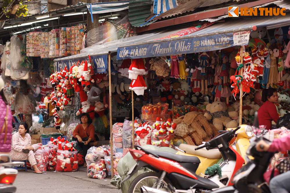 Chủ cửa hàng tại Lương Văn Can cho biết: "Hàng bán lẻ thì bình thường. Nhưng hàng đổ buôn cho các tỉnh hoặc cửa hàng nhỏ, bán cho các công ty trang trí khá chạy. Giá buôn năm nay nhỉnh hơn khoảng 3-5%".
