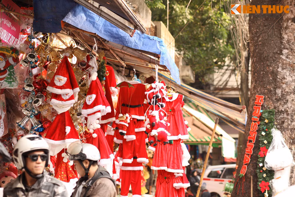 Bên cạnh đồ trang trí, quần áo ông già Noel được bày bán rất nhiều. Bộ dành cho trẻ em có giá dao động 80.000 - 150.000 đồng/bộ, dành cho người lớn là 200.000 - 250.000 đồng/bộ. Bộ đồ ông già Noel cho người lớn, chất liệu bằng nhung, đầy đủ phụ kiện như mũ, râu, tóc... có giá đắt hơn từ 700.000 đồng đến 1 triệu đồng.