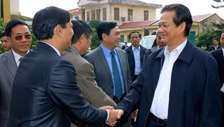 Thủ tướng Nguyễn Tấn Dũng và cử tri huyện An Lão. Ảnh: VGP/Nhật Bắc