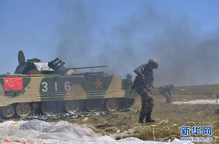 ZLC-2000 được đưa vào phục vụ trong Quân đội Trung Quốc từ năm 2003 - đây được xem là thiết kế xe thiết giáp đổ bộ đường không đầu tiên của nước này. Nó có trọng lượng khoảng 8 tấn tương đương với mẫu BMD-2 của Nga.