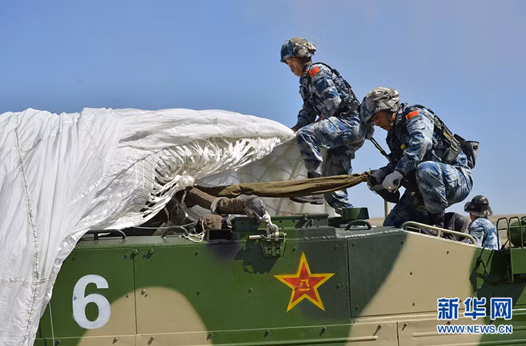 Trong ảnh, các binh sĩ đang tháo dù ra khỏi xe chuẩn bị chiến đấu.