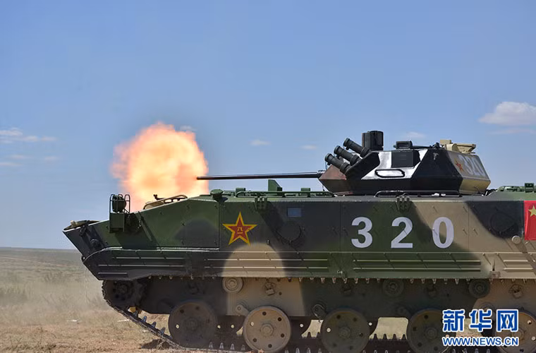 ZLC-2000 trang bị tháp pháo một người điều khiển, lắp pháo tự động cao tốc 25mm (tốc độ bắn 200 phát/phút), bệ phóng tên lửa chống tăng HJ-73C và đại liên đồng trục 7,62mm hoặc 5,8mm.