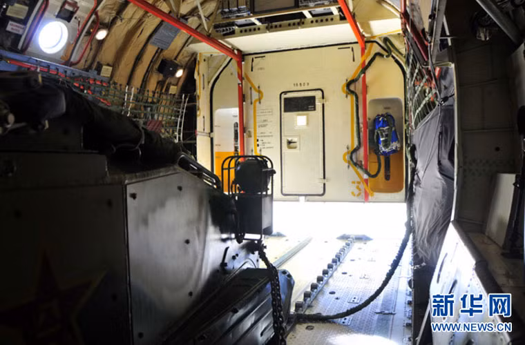 Thiết giáp ZLC-2000 được đưa vào trong khoang hàng máy bay vận tải hạng nặng Il-76 (Nga sản xuất) – loại máy bay duy nhất của Trung Quốc có khả năng chở thiết giáp nhảy dù.