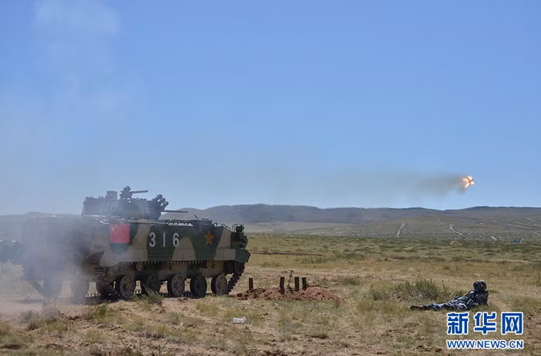 Trong ảnh, ZLC-2000 đang phóng tên lửa chống tăng có điều khiển HJ-73C.