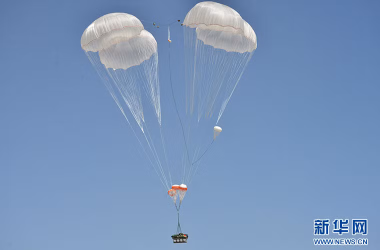 Trong cuộc tập trận Sứ mệnh Hòa bình 2014, Quân đội Trung Quốc đã trình diễn khả năng cho xe thiết giáp nhảy dù trong khoa mục đổ bộ đường không trước “bàn dân thiên hạ”. Tất nhiên việc Trung Quốc thực hiện được điều này là nhờ một phần lớn từ công nghệ Nga từ thiết giáp tới dù, máy bay chuyên chở.