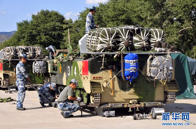 Hãng thông tấn Tân Hoa Xã đã chụp lại những bức ảnh chuẩn bị và thực hiện thả dù thiết giáp của lính dù Trung Quốc. Trong ảnh, các binh sĩ đang chuẩn bị hệ thống dù đặc biệt cho thiết giáp đổ bộ đường không ZLC-2000.