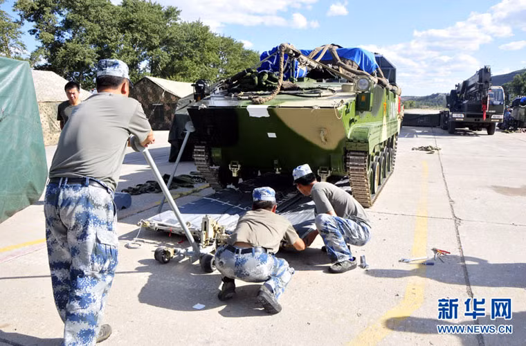 Công đoạn này đặc biệt quan trọng vì nó sẽ quyết định việc thả có thành công hay không. Chỉ cần một sai sót nhỏ, chiếc thiết giáp đắt tiền này sẽ thành “cục sắt nát bét”.