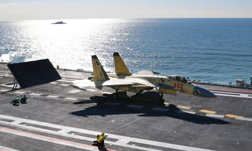 Tàu sân bay Liêu Ninh chở đến 24 tiêm kích J-15.