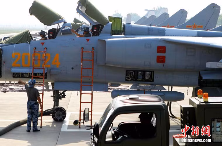 Tất cả các máy bay cường kích JH-7 đều đang được kiểm tra hết sức kĩ càng trước giờ xung trận.