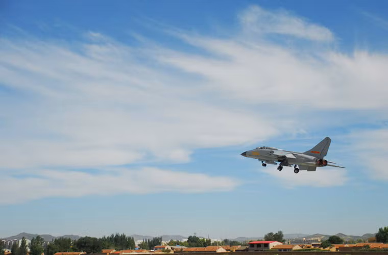 JH-7 là loại máy bay cường kích siêu thanh hiện đại của Trung Quốc với khả năng mang 9 tấn vũ khí gồm tên lửa không đối không, tên lửa chống hạm, tên lửa chống radar, bom dẫn dường...