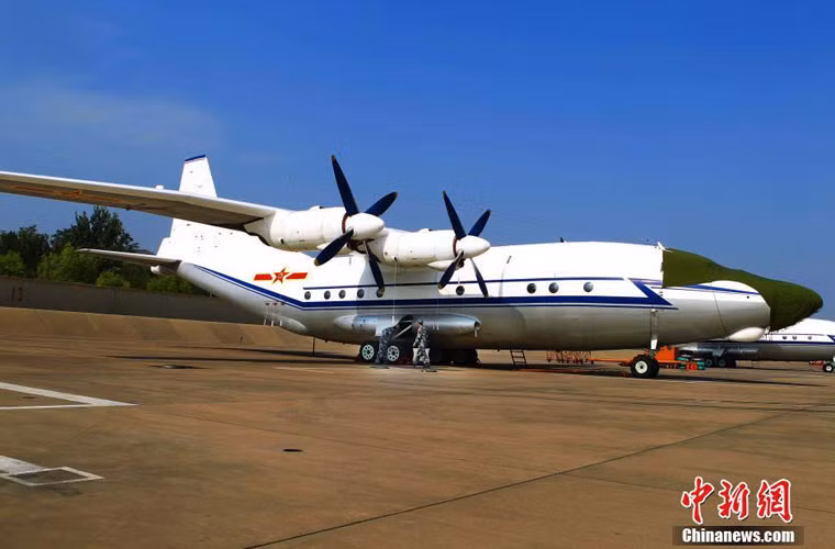 …và máy bay vận tải hạng trung Y-8 tham gia hoạt động diễn tập.