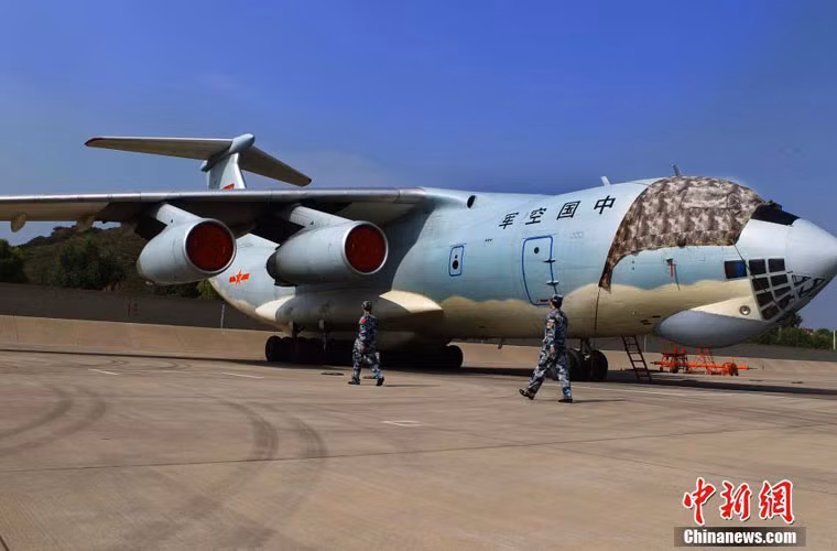 Ngoài đội hình máy bay chiến đấu hùng hậu, Không quân Trung Quốc còn điều động các máy bay vận tải hạng nặng Il-76…