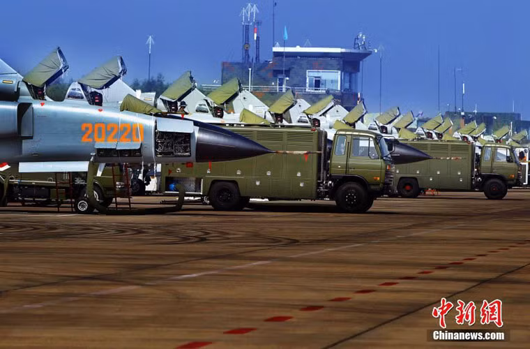 Trong khi Nga chỉ điều duy nhất máy bay chiến đấu cánh bằng Su-25 (còn lại là trực thăng và máy bay vận tải) tham gia tập trận Sứ mệnh Hòa bình 2014 thì nước chủ nhà Trung Quốc huy động lực lượng rất đông đảo gồm các máy bay cường kích JH-7, tiêm kích đa năng J-10, J-11, máy bay cảnh báo sớm KJ-200 cùng nhiều máy bay vận tải và lính dù.