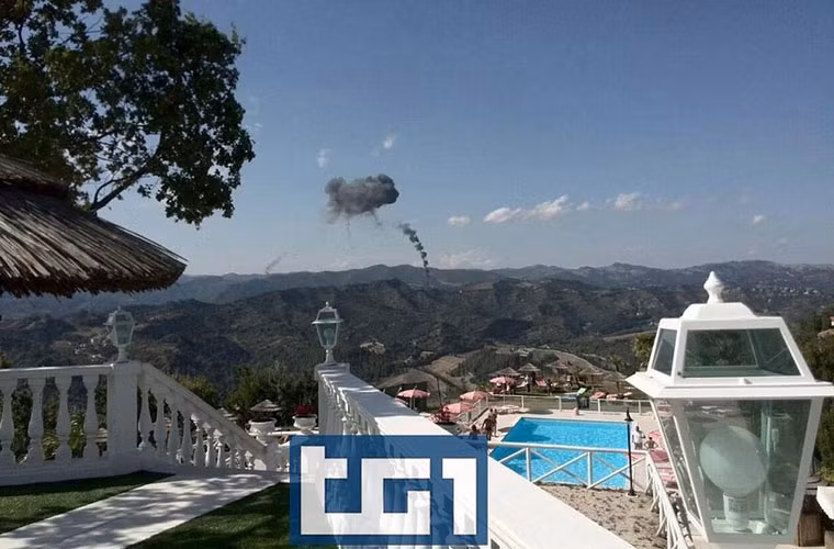 Một số người đứng từ biệt thự cách đó không xa đã chụp lại được khoảnh khắc kinh hoành 2 máy bay đâm nhau trên không tạo ra quả cầu lửa lớn.