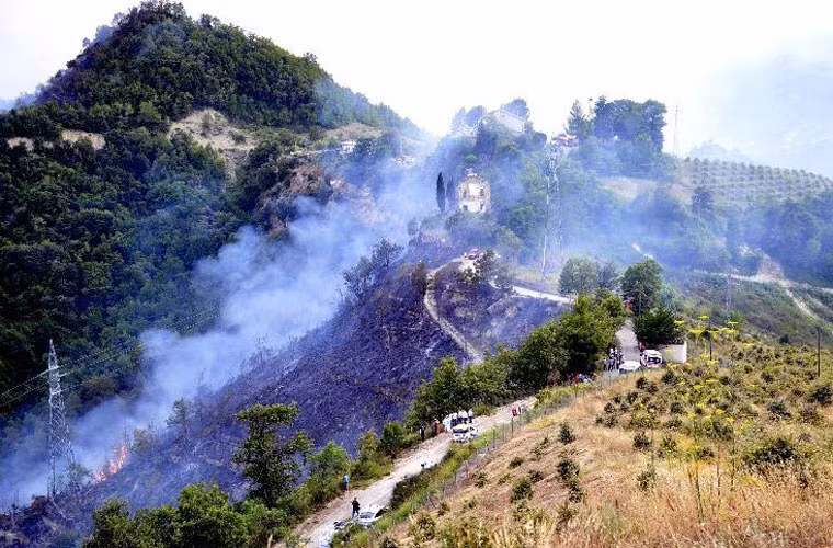 Hiện lực lượng cứu hộ đã tìm thấy các mảnh xác máy bay vương vãi khắp nơi. Nguyên nhân vụ việc đang được điều tra làm rõ.