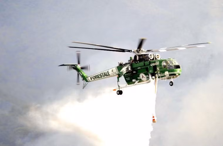 Trong ảnh là trực thăng đang xả nước dập lửa.