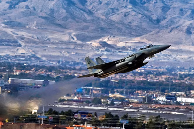 Một tiêm kích F-15 của Saudi Arabia có thể đã bị bắn hạ. Ảnh: Ncusar.