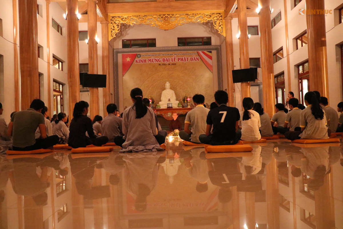 Khi dự các buổi thiền trà, mọi người có thể đặt câu hỏi về những vướng mắc của mình trong cuộc sống và quý thầy sẽ giải đáp, chia sẻ cách vận dụng giáo lý trong Phật giáo để vượt qua những khổ ải trong cuộc sống. Ảnh: Trung Hiếu.