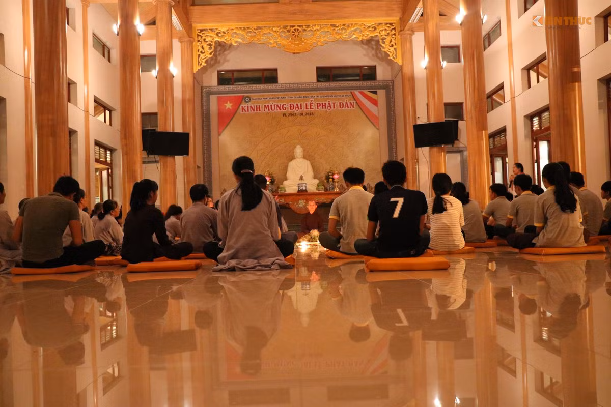 Khi dự các buổi thiền trà, mọi người có thể đặt câu hỏi về những vướng mắc của mình trong cuộc sống và quý thầy sẽ giải đáp, chia sẻ cách vận dụng giáo lý trong Phật giáo để vượt qua những khổ ải trong cuộc sống. Ảnh: Trung Hiếu.