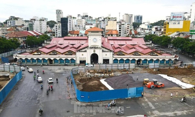 Trước đó, khu vực đường Lê Lợi (quận 1) bị rào chắn để phục vụ thi công tuyến metro số 1. Cùng với đó, loạt mặt bằng trên con đường này cũng bị chặn cửa ảnh hưởng việc sinh hoạt và kinh doanh của người dân nói chung và tiểu thương chợ Bến Thành nói riêng. (Ảnh tư liệu)