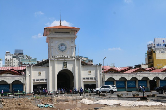 Toàn bộ mặt tiền chính của chợ Bến Thành đã chính thức ‘lộ diện’ sau 8 năm rào chắn phục vụ thi công metro số 1.