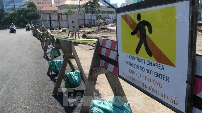 Gần 8 năm qua, với việc bị các “lô cốt” chặn ngay mặt tiền thêm vào đó là tình hình dịch bệnh khiến hoạt động tại chợ Bến Thành bị ảnh hưởng, tiểu thương trông chờ ngày giải tỏa “lô cốt” để thuận tiện kinh doanh.