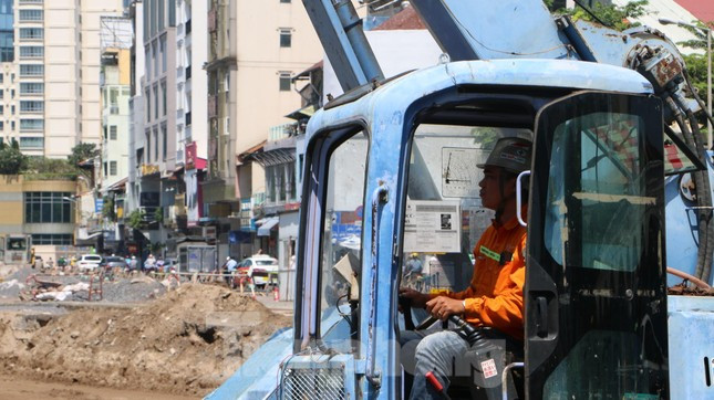 Công nhân đang tháo các đoạn rào chắn cuối cùng phía trước chợ Bến Thành.