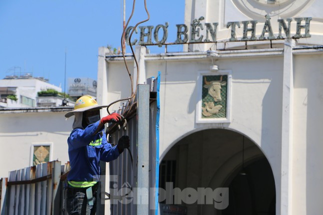 Theo đại diện Ban quản lý đường sắt đô thị TPHCM, tính đến nay, toàn dự án metro số 1 đã hoàn thành 91,81%. Trong đó, gói thầu số 1a: Xây dựng đoạn ngầm từ Nhà ga Bến Thành đến ga Nhà hát Thành phố, đã hoàn thành 96,80% tiến độ.