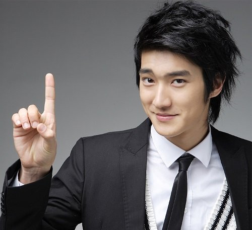 Khóe miệng hướng lên trên. Người đàn ông khóe miệng hướng lên trên lúc nào cũng làm người khác cảm thấy như họ đang mỉm cười, là tướng người phúc hậu. Người này có tính tình hiền hòa, sống ngay thẳng chân thật, không mưu mô tính toán.