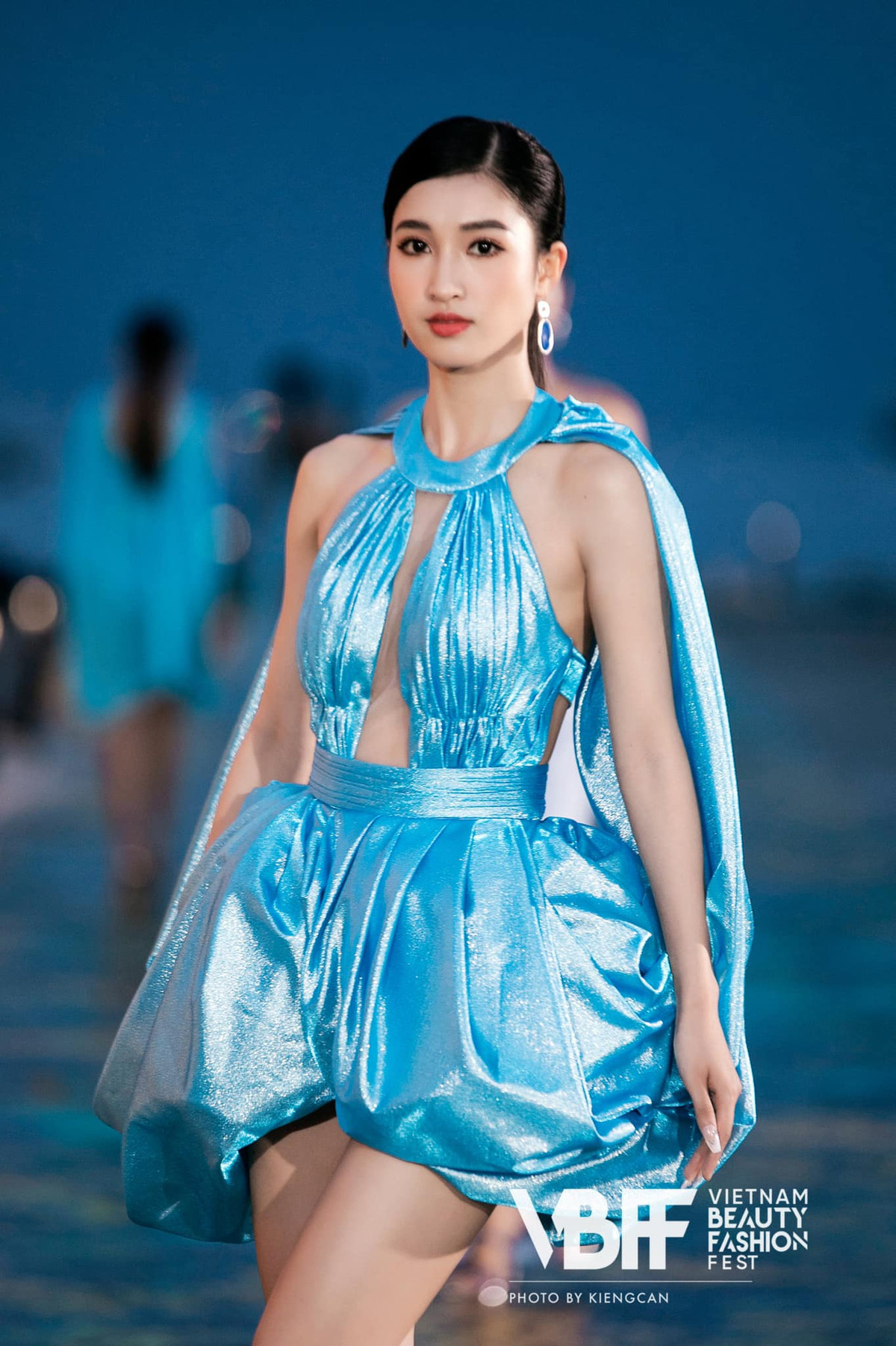 A hau Phuong Nhi dep trong treo voi loat trang phuc da hoi-Hinh-16