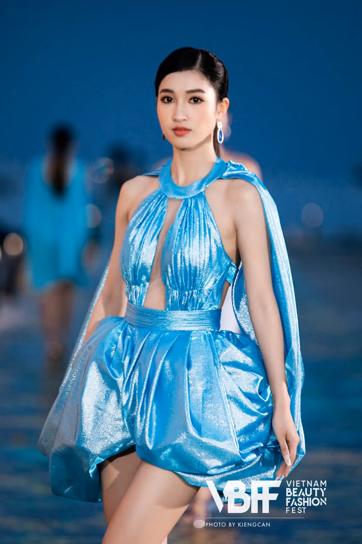 A hau Phuong Nhi dep trong treo voi loat trang phuc da hoi-Hinh-16