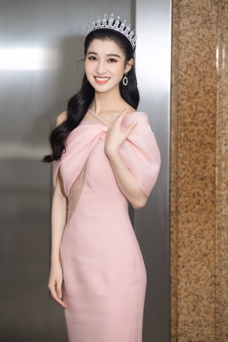 A hau Phuong Nhi dep trong treo voi loat trang phuc da hoi-Hinh-8