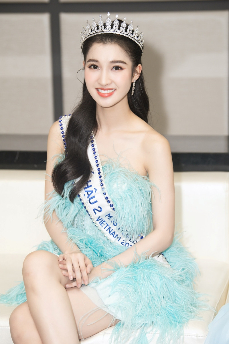 A hau Phuong Nhi dep trong treo voi loat trang phuc da hoi-Hinh-9