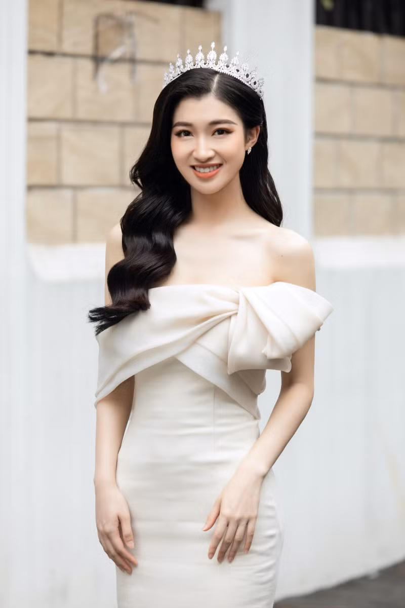 A hau Phuong Nhi dep trong treo voi loat trang phuc da hoi-Hinh-11