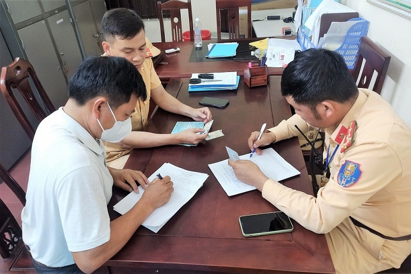 Phat nang tai xe o to doa doi dau xe nguoc chieu, gay nao loan quoc lo