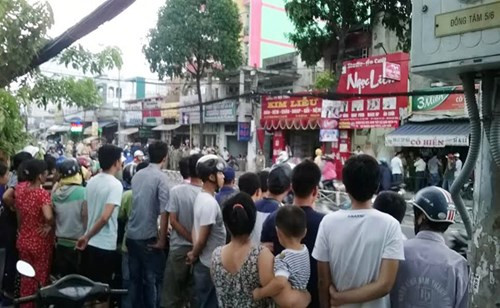 Nhiều người dân tập trung theo dõi vụ việc.