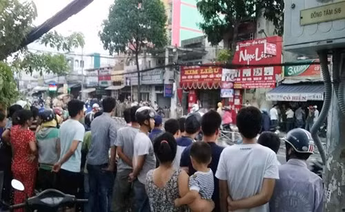 Nhiều người dân tập trung theo dõi vụ việc.