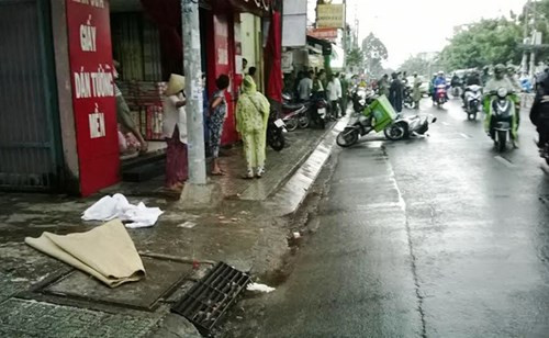 Hiện trường nơi anh Phú bị hung thủ đuổi theo dùng cây sắt đâm tử vong tại chỗ.