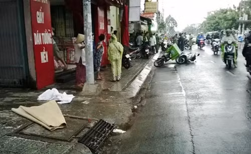 Hiện trường nơi anh Phú bị hung thủ đuổi theo dùng cây sắt đâm tử vong tại chỗ.