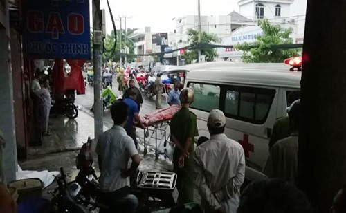 Thi thể nạn nhân được đưa khỏi hiện trường.