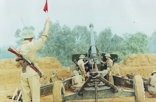 Sẵn sàng dội bão lửa vào quân địch.