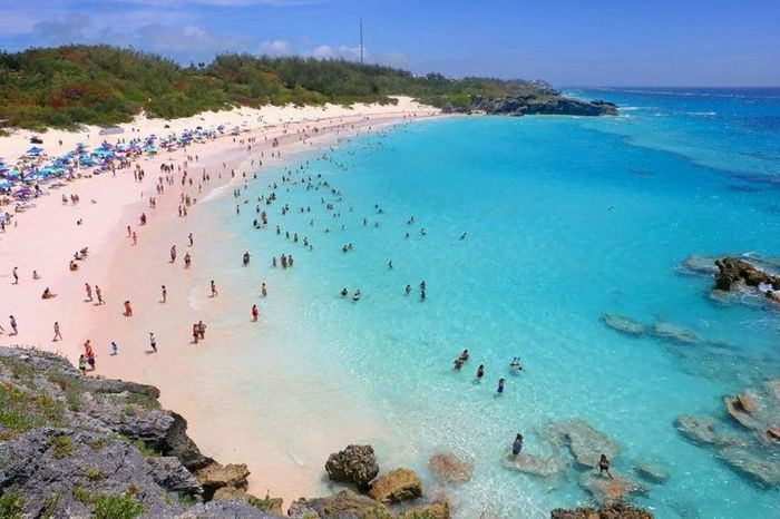 4. Vịnh Horseshoe, Bermuda. Vịnh Horseshoe nằm ở bờ biển phía nam của Bermuda, nằm giữa những vách đá vôi tự nhiên và bãi cát hồng tự nhiên lấp lánh qua biển Đại Tây Dương - nơi có rất nhiều rạn san hô, nhiều loại cá và sinh vật biển khác. Đây là một địa điểm tuyệt vời để trải nghiệm lặn với ống dưỡng khí, chơi bóng chuyền và đá bóng. Những con đường mòn dài của vịnh cũng là một địa điểm lý tưởng để chạy bộ hoặc đi bộ đường dài.