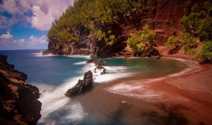 8. Bãi biển Red Sand, Maui. Nó có thể có màu đỏ hơn một chút so với màu hồng nhưng bãi biển Red Sand ở Maui vẫn là một nơi đáng để được trải nghiệm. Được gọi là bãi biển Kaihalulu ở Hawaii với một vị trí đẹp như tranh vẽ có cát đỏ từ những vách đá nham thạch đỏ gần đó đang xói mòn. Và chỉ những người đi bộ đường dài thì mới có kinh nghiệm để đi bộ xuống bãi biển vì một phần của đường mòn đã bị mất trong một vụ lở đất.
