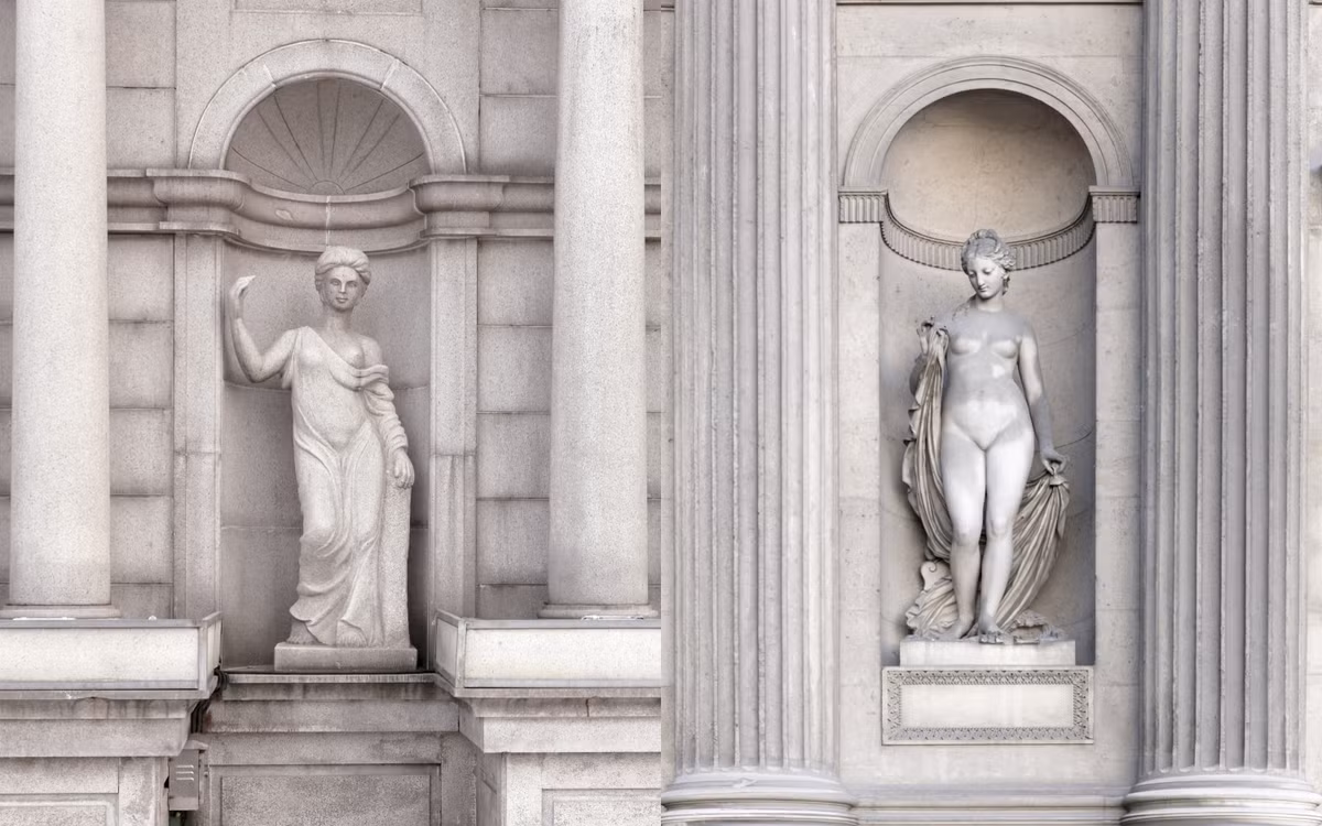 2. Bức tượng Louvre. Bản sao (bên trái) - Bản gốc (bên phải).